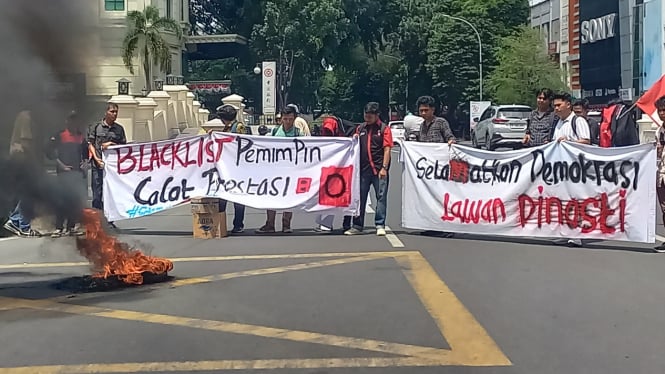 Mahasiswa demo Kantor Walikota Medan.(B.S.Putra/VIVA)