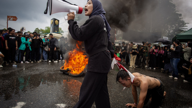 Aksi Treatrikal saat demo di Padang