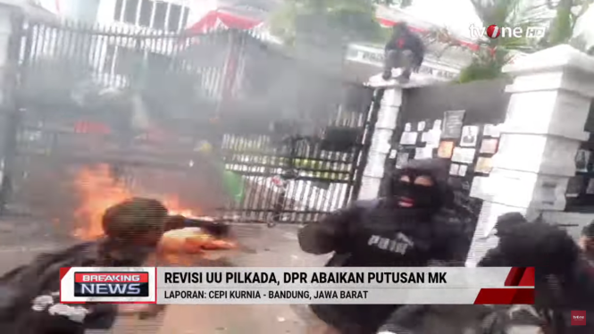 Mahasiswa Bakar Ban dan Spanduk di Depan Gedung DPRD Jabar