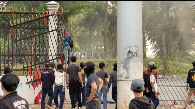 Aksi unjuk rasa geruduk gedung DPR.