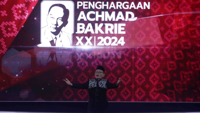 D. Zawawi Imron dalam acara Penghargaan Achmad Bakrie XX