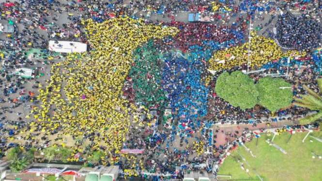 Foto udara massa melakukan aksi menolak pengesahan Revisi UU Pilkada di depan Gedung DPR, Jakarta, Kamis, 22 Agustus 2024.