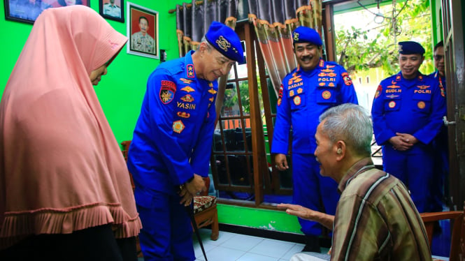 Alumni Akpol 91 berikan tali asih ke pengasuh saat taruna