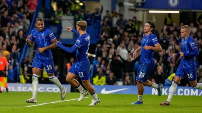 Chelsea merayakan gol