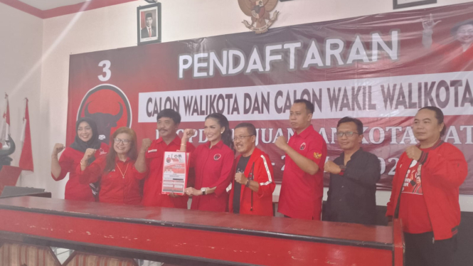 Krisdayanti saat daftar bakal Calon Wali Kota Batu di kantor PDIP