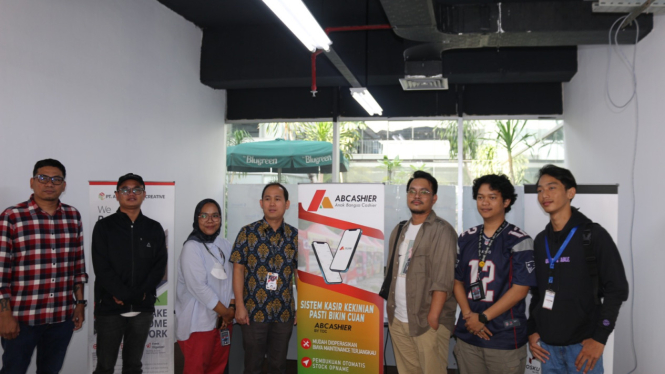 Launching Platform Digital, Indra Dirut DTC (keempat dari kiri)