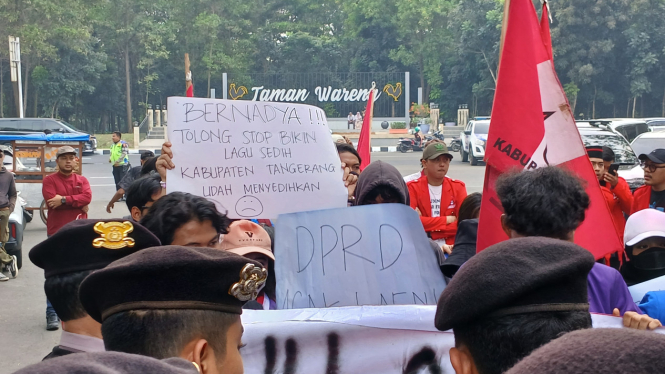 Aksi unjuk rasa mahasiswa terkait kawal putusan MK di gedung DPRD Kabupaten Tangerang.