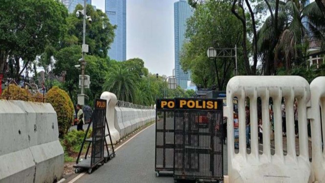 Barikade beton sudah terpasang mengelilingi area depan Gedung KPU RI.