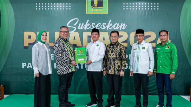 Plt Ketua Umum PPP Muhamad Mardiono memberikan surat rekomendasi B1KWK kepada calon gubernur dan wakil gubernur Sulawesi Tengah, yaitu Ahmad Ali dan Abdul Karim Al Jufri, di kantor pusat PPP, Jakarta, 23 Agustus 2024.