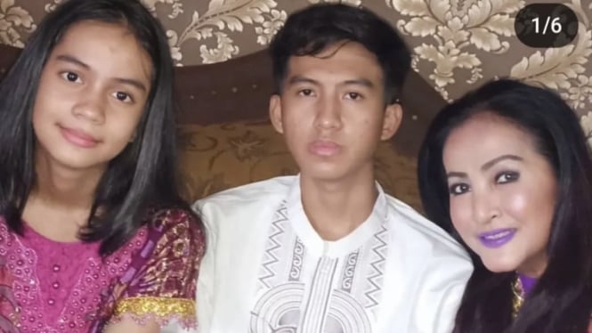 Machica Mochtar (kanan) dan putranya Iqbal Ramadhan (tengah).