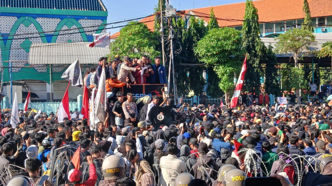 Mahasiswa melakukan aksi kawal putusan MK di gedung DPRD Jatim di Surabaya.