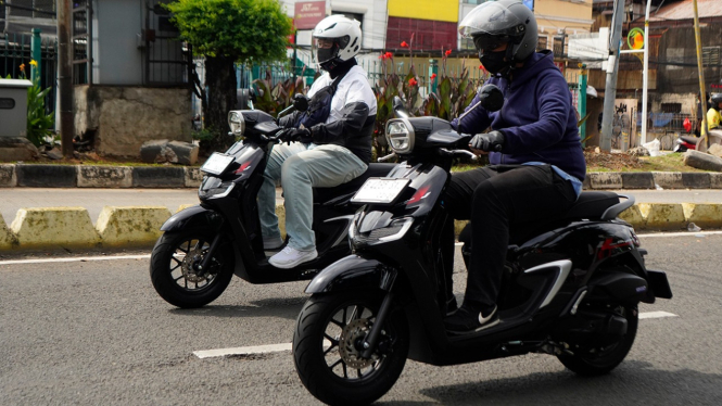 Mengendarai sepeda motor di jalan