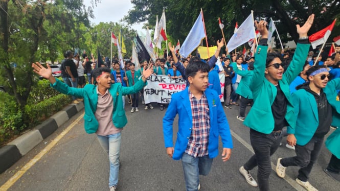 Massa mahasiswa melakukan aksi tolak RUU Pilkada di Gedung DPR Aceh. VIVA/Dani Randi