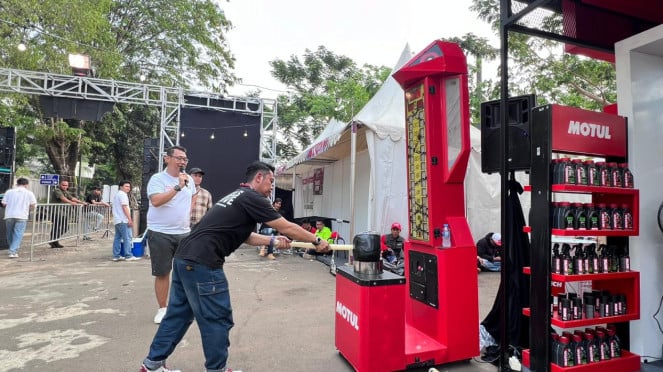 Aktivitas seru di booth Motul pada ajang Parjo 2024