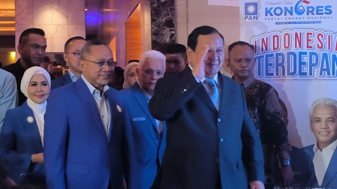 Presiden RI terpilih periode 2024-2029, Prabowo Subianto (kanan) dan Ketua Umum PAN Zulkifli Hasan (kiri) dalam acara penutupan Kongres ke-6 PAN di Hotel Kempinski, Jakarta Pusat, Sabtu, 24 Agustus 2024