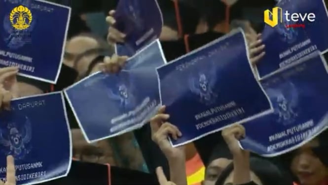 Poster Garuda biru 'Peringatan Darurat' saat wisuda UI