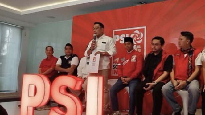 Partai Solidaritas Indonesia (PSI) secara resmi menyerahkan formulir B1 KWK kepada bakal pasangan calon gubernur dan wakil gubernur, Ridwan Kamil (RK) dan Suswono