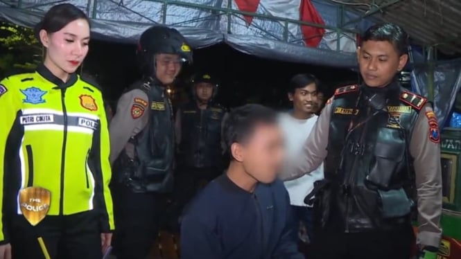 Tangkapan layar video polwan 'ganggu orang makan' yang viral di media sosial. (Istimewa)