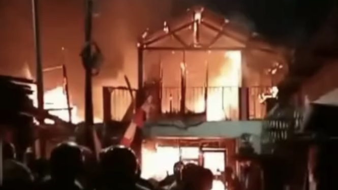 Sebuah rumah di Kampung Bahari, Tanjung Priok, Jakarta Utara, hangus terbakar akibat aksi tawuran yang terjadi pada Sabtu, 24 Agustus 2024.