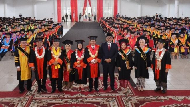 Foto : Rektor Universitas Jambi, Prof.Dr.Helmi Bersama Dosen dan Mahasiswa Wisuda