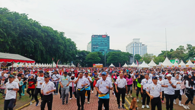 Jalan Santai Road To PON XXI Sumut-Aceh 2024 Wilayah Sumut, di Lapangan Benteng, Kota Medan.(B.S.Putra/VIVA)