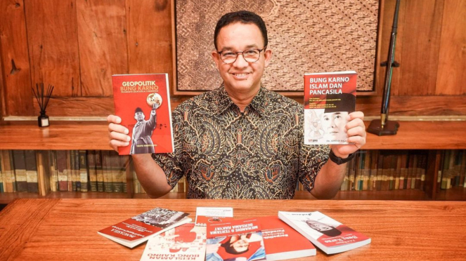 Sambangi Kantor PDIP, Anies Baswedan Diberi Oleh-oleh Berbagai Buku dari PDIP