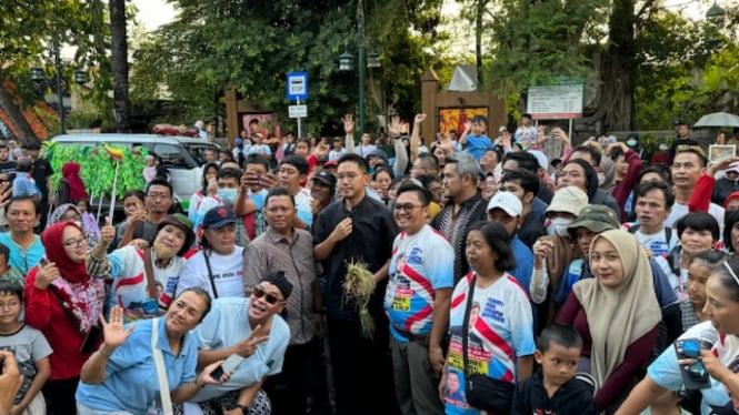 Koordinator Relawan Sahabat Bang Ara dan Gusma, Stefanus Gusma bersama dengan Gusti Bhre usai kirab di Ngarsopuro, Minggu, 24 Agustus 2024.