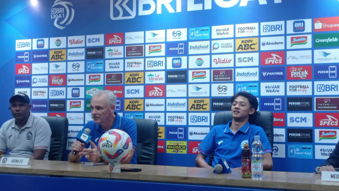 Pelatih Arema FC, Joel Cornelli dan Achmad Syarif dalam sesi conference pers (foto: Dede Idrus) 