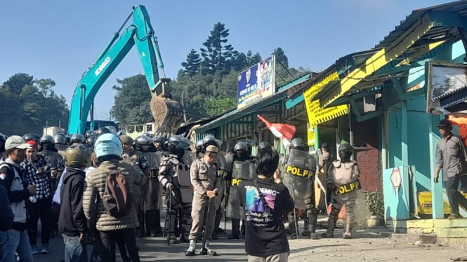 Pembongkaran kios dan warung di sepanjang Jalan Puncak Bogor. VIVA/Muhammad AR