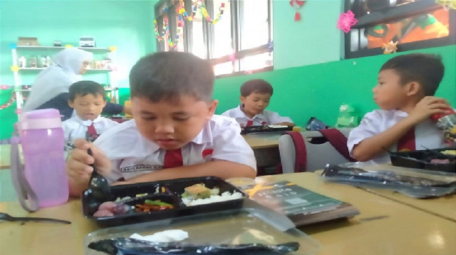 Uji coba makan bergizi gratis siswa sekolah dasar (SD) di Cipayung, Jakarta Timu