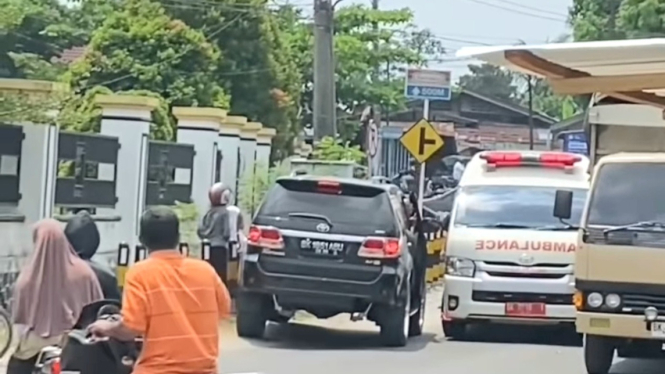 Toyota Fortuner halangi jalan ambulans