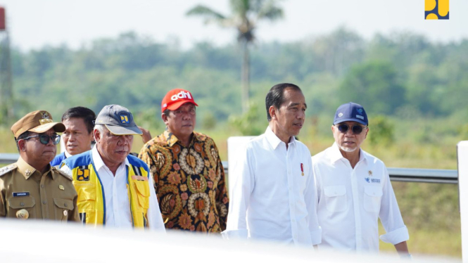 Presiden Jokowi, Menteri PUPR dan pejabat terkait meninjau Bendungan Margatiga