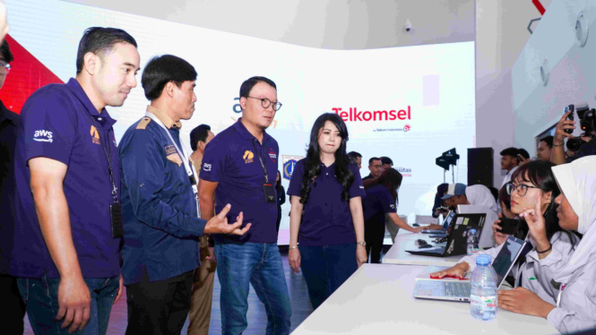 Direktur Utama Telkomsel Nugroho (kacamata).