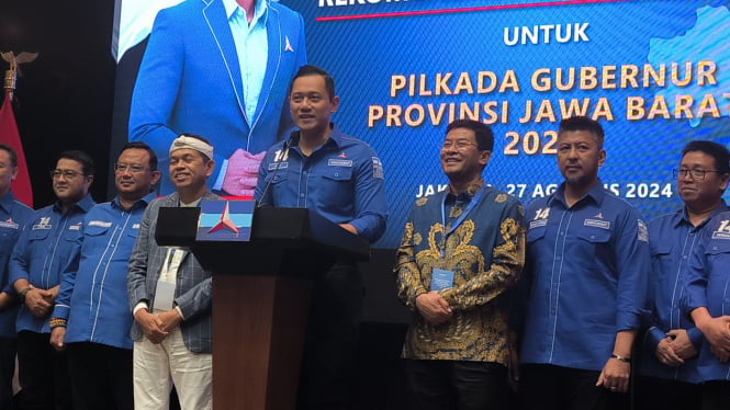 Ketua Umum Partai Demokrat, Agus Harimurti Yudhoyono (AHY) menyerahkan SK Rekomendasi ke pasangan Dedi Mulyadi dan Erwan Setiawan untuk maju Pilgub Jabar 2024