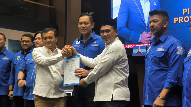 Ketua Umum Partai Demokrat Agus Harimurti Yudhoyono (AHY) bersama bakal cagub-cawagub di Pilgub Jateng 2024, Irjen Ahmad Luthfi dan Taj Yasin di Kantor DPP Partai Demokrat, Jakarta Pusat, Selasa, 27 Agustus 2024