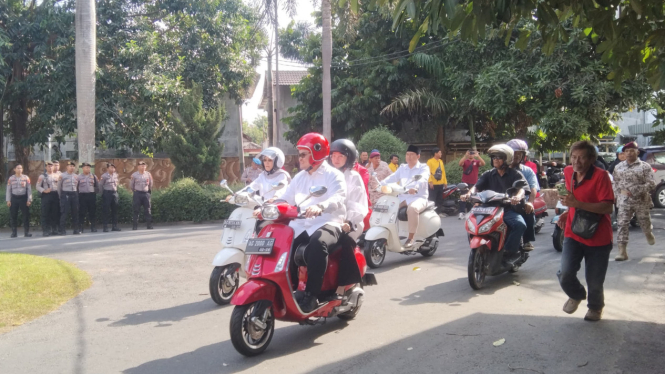 Cabup Kediri Hanindhito Himawan Pramana naik sepeda motor mendaftar ke KPU Kabupaten Kediri.