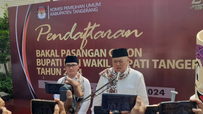 Pasangan Zulkarnain-Lerru usai memberikan berkas pendaftaran di KPU Kabupaten Tangerang