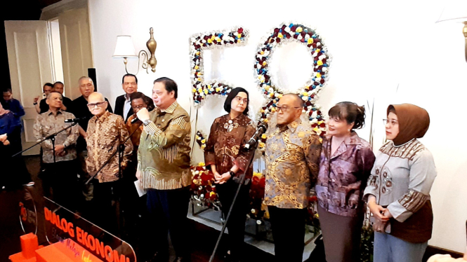 [dok. Menko Perekonomian, Airlangga Hartarto, bersama sejumlah Mantan Menko Perekonomian sebelumnya, dalam konferensi pers di kantor Kemenko Perekonomian, Jakarta, Selasa, 27 Agustus 2024]