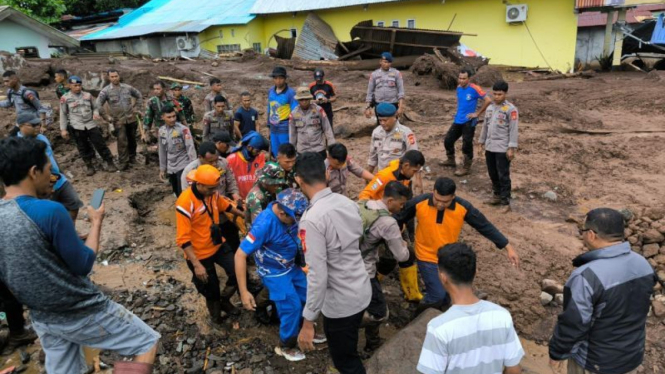 Tim SAR gabungan mengevakuasi korban tewas banjir bandang dan tanah longsor di Kelurahan Rua, Kota Ternate, Maluku Utara, Selasa, 27 Agustus 2024.