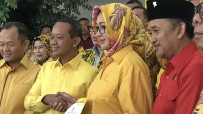 Pasangan Airin Rachmi Diany-Ade Sumardi mendapatkan dukungan Partai Golkar maju di Pilgub Banten