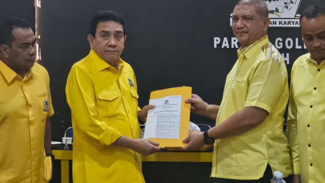 Ketua DPD Partai Golkar Aceh menyerahkan surat dukungan ke Irjen Armia Fahmi di Pilbup Aceh Tamiang. VIVA/Dani Randi