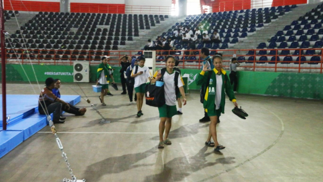 Atlet senam artistik persiapan dalam sesi latihan, di GOR Serbaguna, Dispora Sumut, Kota Medan.(B.S.Putra/VIVA)