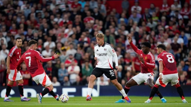 Emile Smith Rowe saat Fulham melawan Manchester United