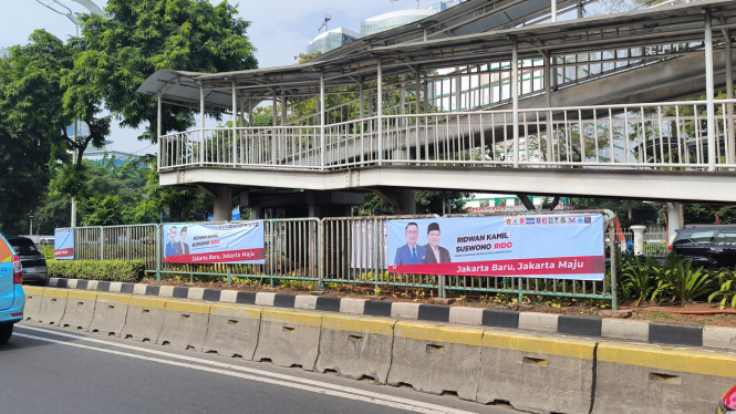 Spanduk RK-Suswono penuhi jalan sebrang KPU Provinsi Jakarta 