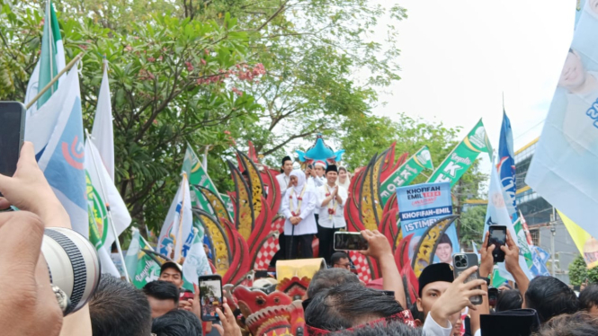 Khofifah dan Emil menunggangi kereta Ul-Daul saat mendaftar sebagai cagub-cawagub ke KPU Jatim di Surabaya.