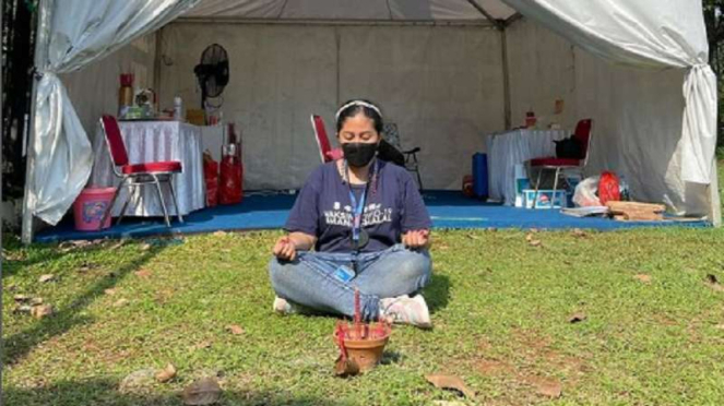 Rara Pawang Hujan tengah melakukan ritual 