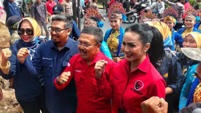 Kris Dayanti - Kresna Dewanata saat mendaftar ke KPU Batu.