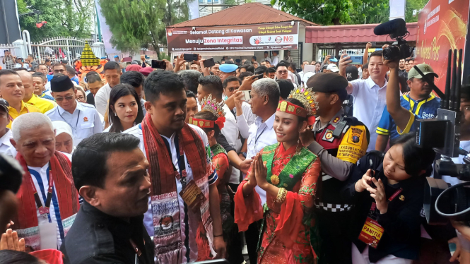 Bacalon Gubernur Sumut, Bobby Nasution tiba di Kantor KPU Sumut.(B.S.Putra/VIVA) 