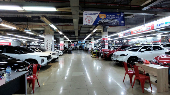 Showroom mobil bekas di WTC Mangga Dua