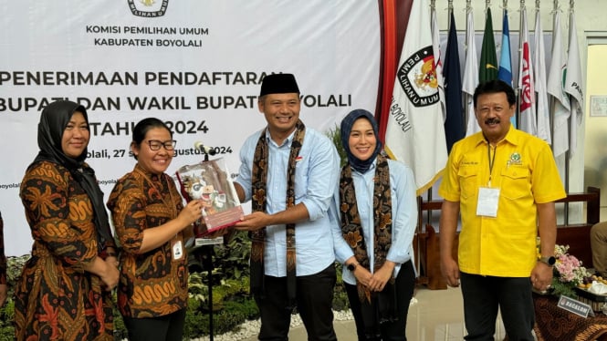 Adik kandung eks ajudan Jokowi, Agus Irawan dan calon wakil bupati Dwi Fajar Nirwana resmi mendaftar di KPU Boyolali